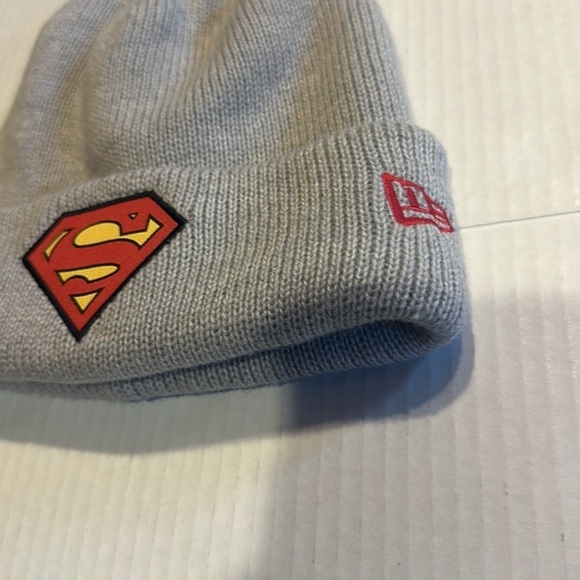 NWT New Era Superman beanie in light grey with red & yellow unisex fall winter - Picture 5 of 8